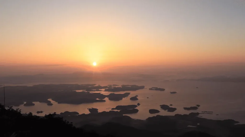 🌅 남해안 해돋이 일출 명소 추천 : 바다 위에서 맞이하는 황금빛 새해 8 남해안 해돋이 일출 명소 추천